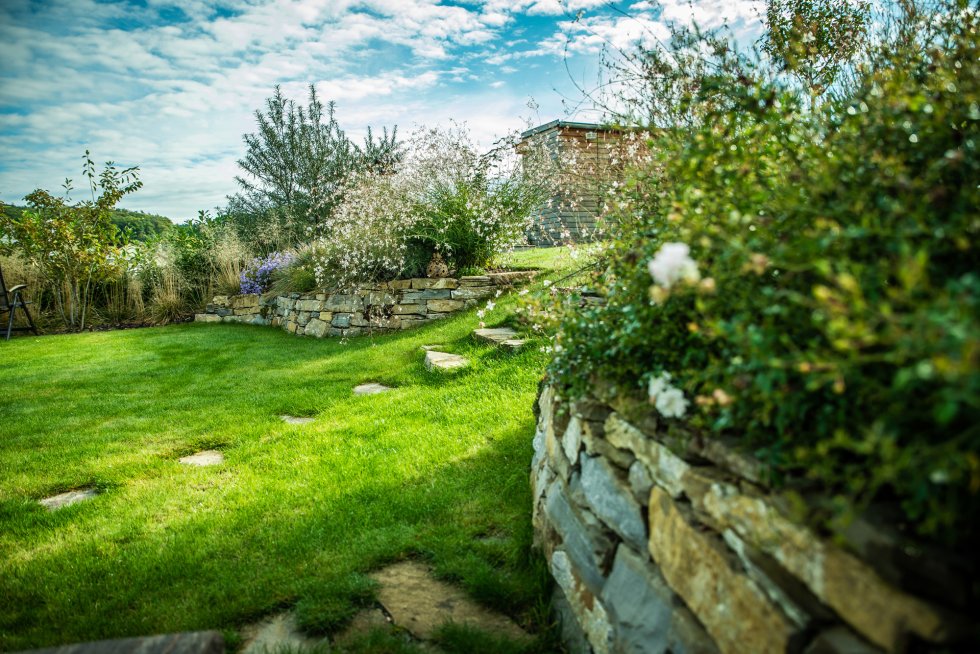 Zahrada s kamennou zídkou